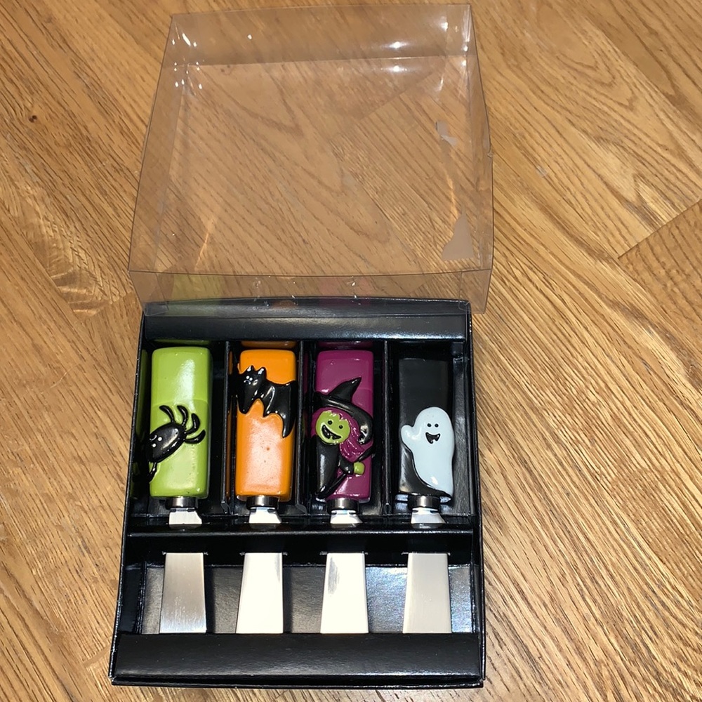 4 Halloween spreaders